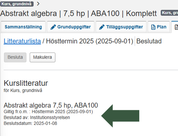 Bilden visar läget för förhandsgranskning och utskrift på en litteraturlista där det nu finns information om beslutet ("Beslutad av" och "Beslutsdatum" under kursens namn.