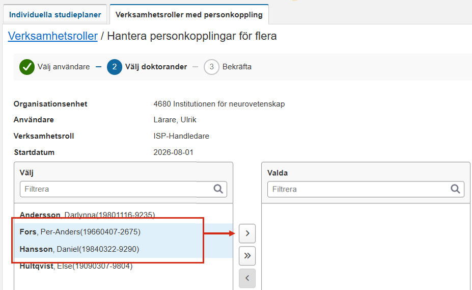 Skärmbild från Ladok som visar steget Välj doktorander i vyn Hantera personkopplingar för flera, under fliken Verksamhetsroller. Två doktorander i listan Välj är markerade.