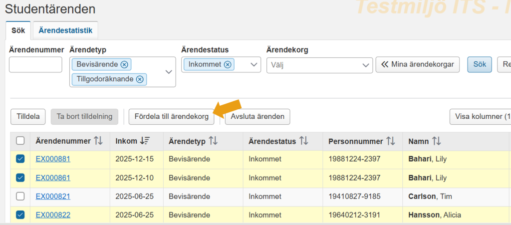 Skärmbild från Ladok som visar vyn Studentärenden, fliken Sök, med sökresultat listade. Knappen Fördela till ärendekorg är markerad.