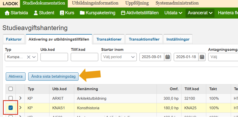 Skärmbild från Ladok som visar vyn Studieavgiftshantering, fliken Aktivering av utbildningstillfällen med sökresultat. Knappen Ändra sista betalningsdag samt en förbockad kryssruta i tabellen är markerade.