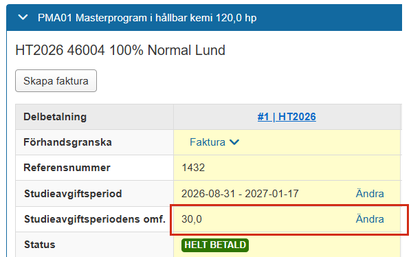 Skärmbild från Ladok som visar fliken Fakturor för en students utbildning. Raden Studieavgiftsperiodens omf. och valet Ändra är markerat.