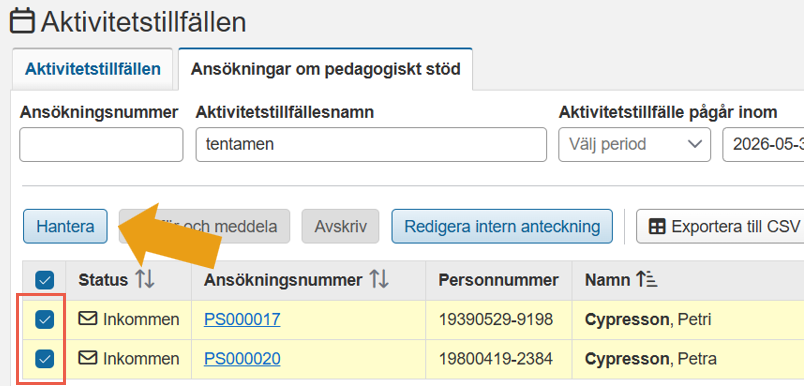 Skärmbild från Ladok som visar fliken Ansökningar om pedagogiskt stöd i vyn Aktivitetstillfällen. Knappen Hantera och kryssrutorna för två valda ansökningar är markerade.